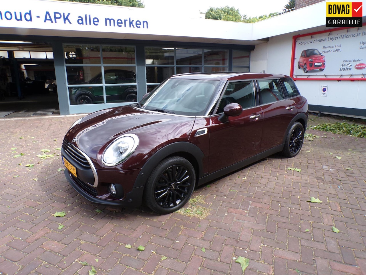 MINI Clubman - 1.5 One Chili Automaat/Elek.Panoramadak/Navi./PDC V+A/17"LMV/Sportstoelen Half Leder - AutoWereld.nl