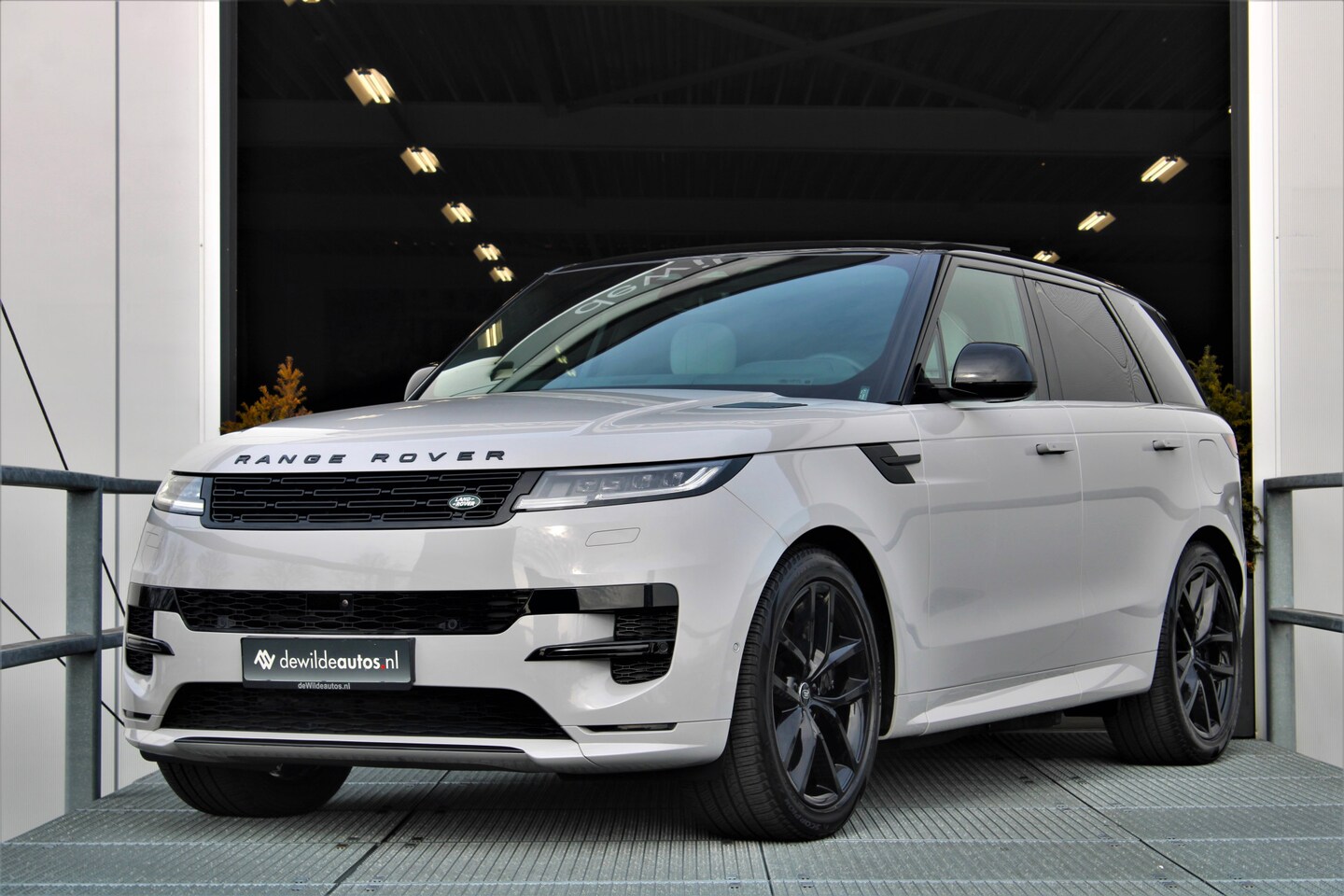 Land Rover Range Rover Sport - 3.0 P460e Dynamic SE BorascoGrey Pano Stoelventilatie ACC 360-camera - AutoWereld.nl