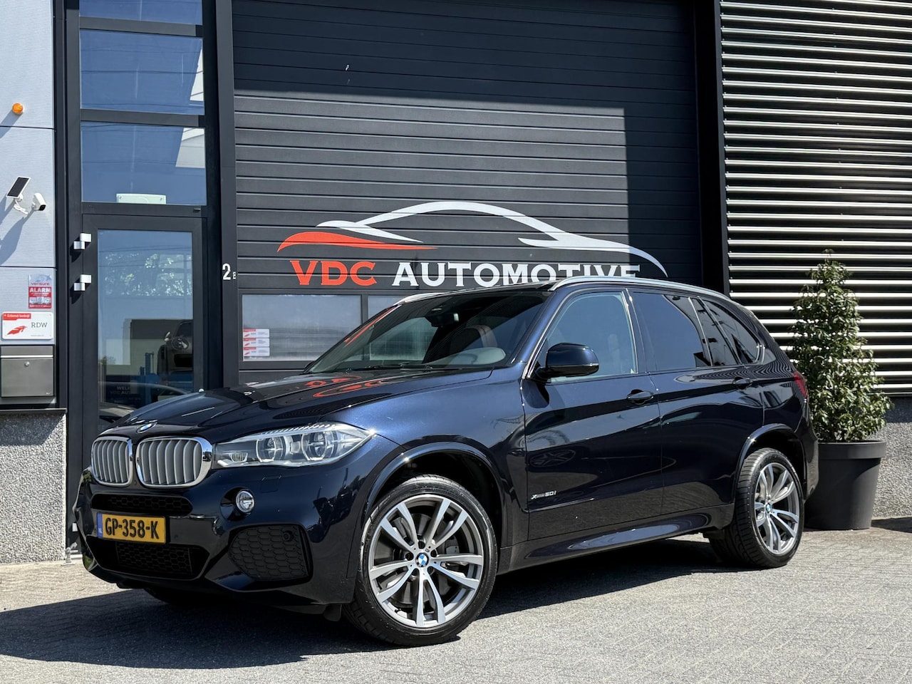 BMW X5 - xDrive50i M Sport MSport | Pano | Bang&Olufsen | Trekhaak | Memorystoelen | Zonnerollo's | - AutoWereld.nl