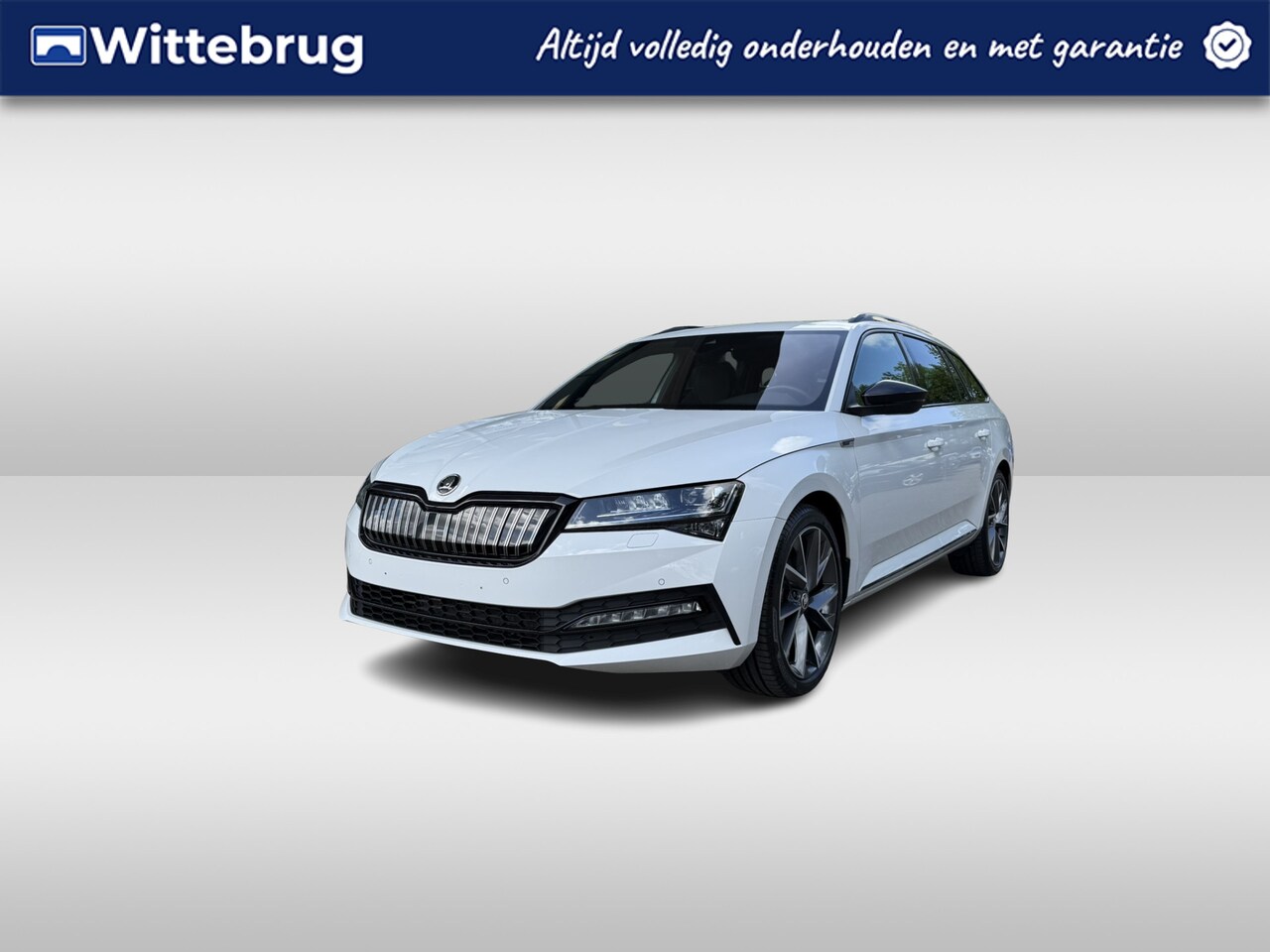 Skoda Superb Combi - 1.4 TSI iV Sportline Business / Zwenkbare trekhaak / Panoramadak / Camera / 19'' LMV / Nav - AutoWereld.nl