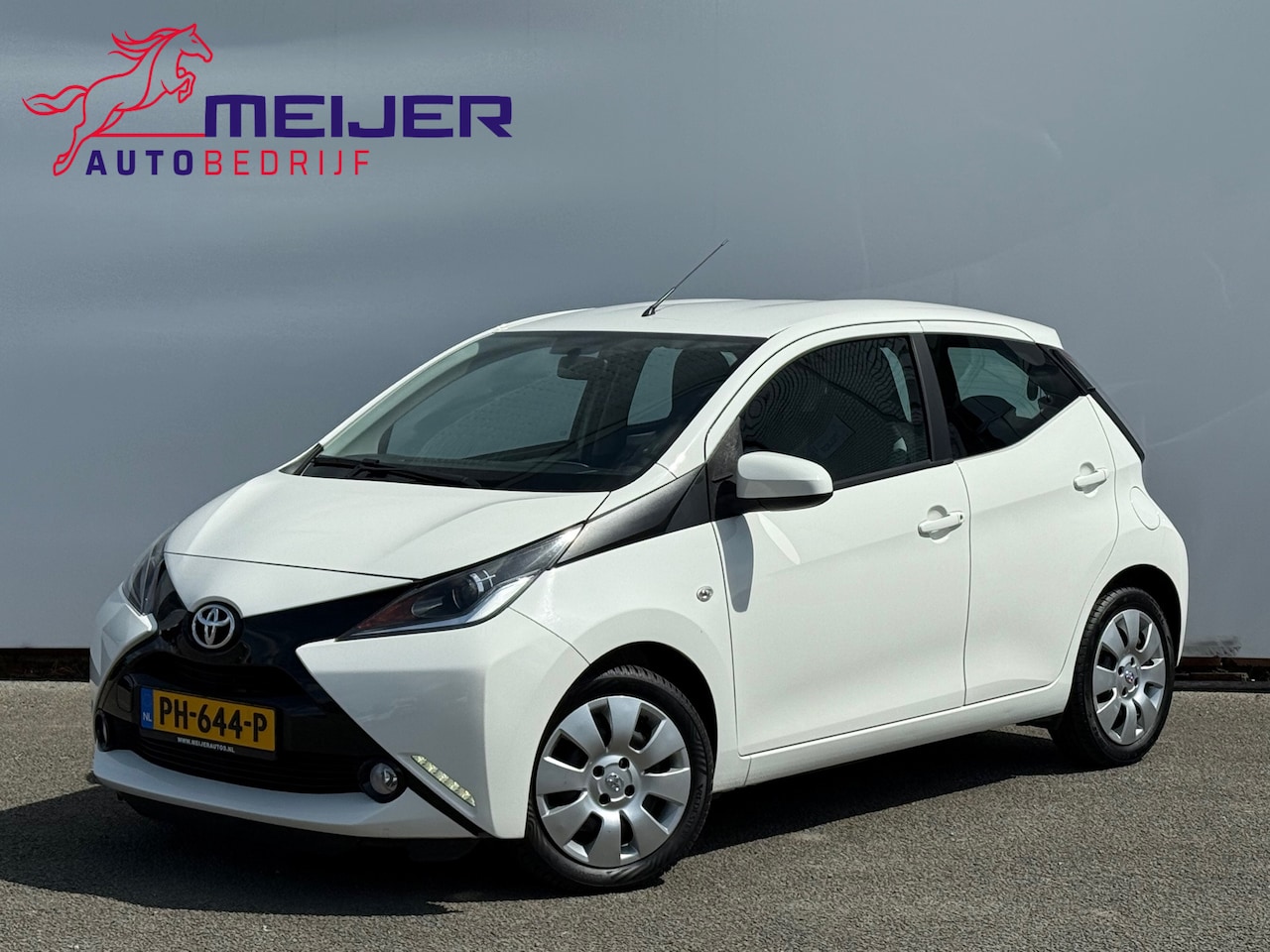 Toyota Aygo - 1.0 VVT-i x-play LED | Airco | 5 Deurs | Achteruitrij Camera !! - AutoWereld.nl