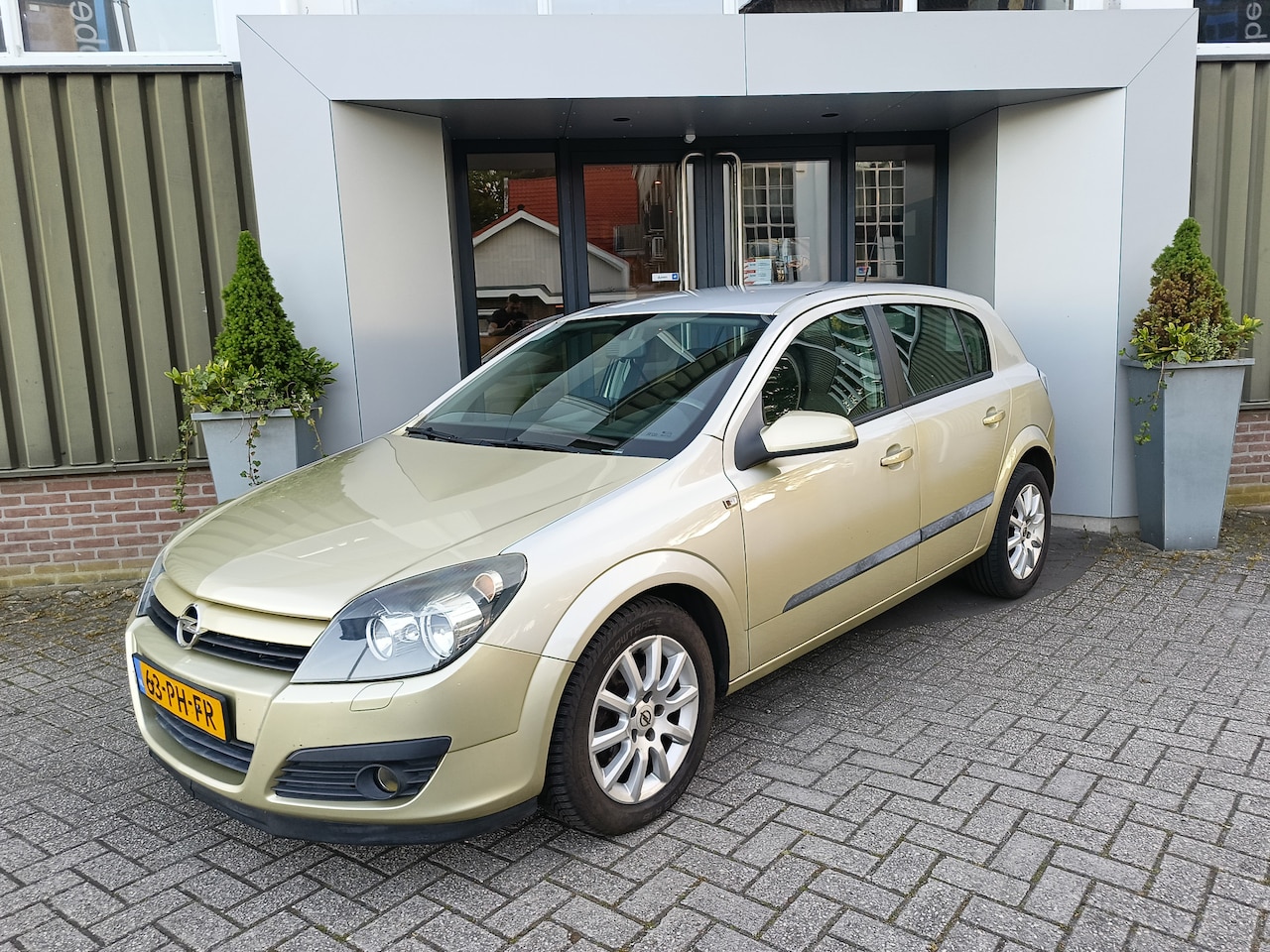 Opel Astra - 1.8 Sport | Airco | Centrale Deurvergrendeling | - AutoWereld.nl
