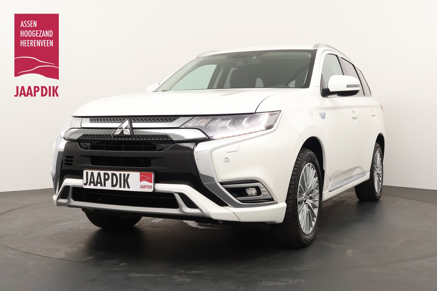 Mitsubishi Outlander - BWJ 2019 2.4 135 PK PHEV Intense NWE APK CARPLAY / CAMERA / KEYLESS / CLIMA / NAVI / CRUIS - AutoWereld.nl