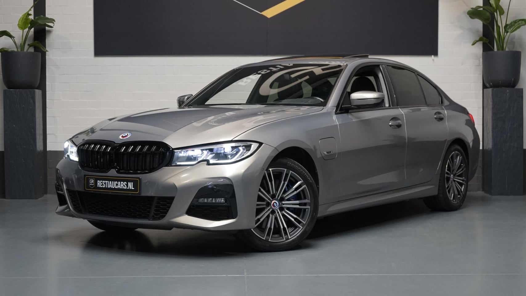 BMW 3-serie - 330e High Executive M Sport-AUTOMAAT-BMW M 50 Jaar-CAMERA-KEYLESS-HUD-LASER-LEDER-H&K-PANO - AutoWereld.nl