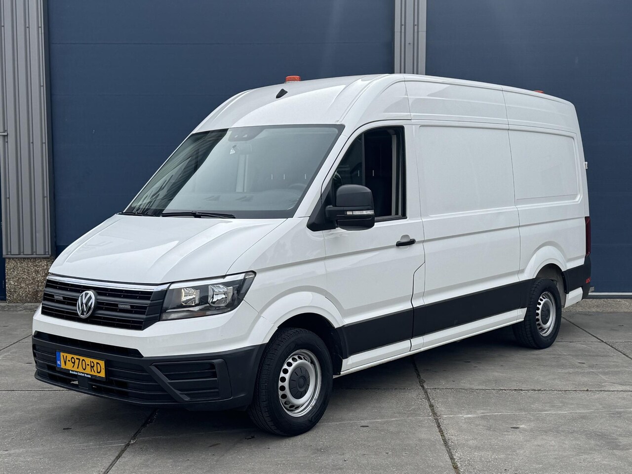 Volkswagen Crafter - 35 2.0 TDI L3H3 EL Trendline AIRCO / CRUISE CONTROLE / TREKHAAK / 3 ZITS - AutoWereld.nl
