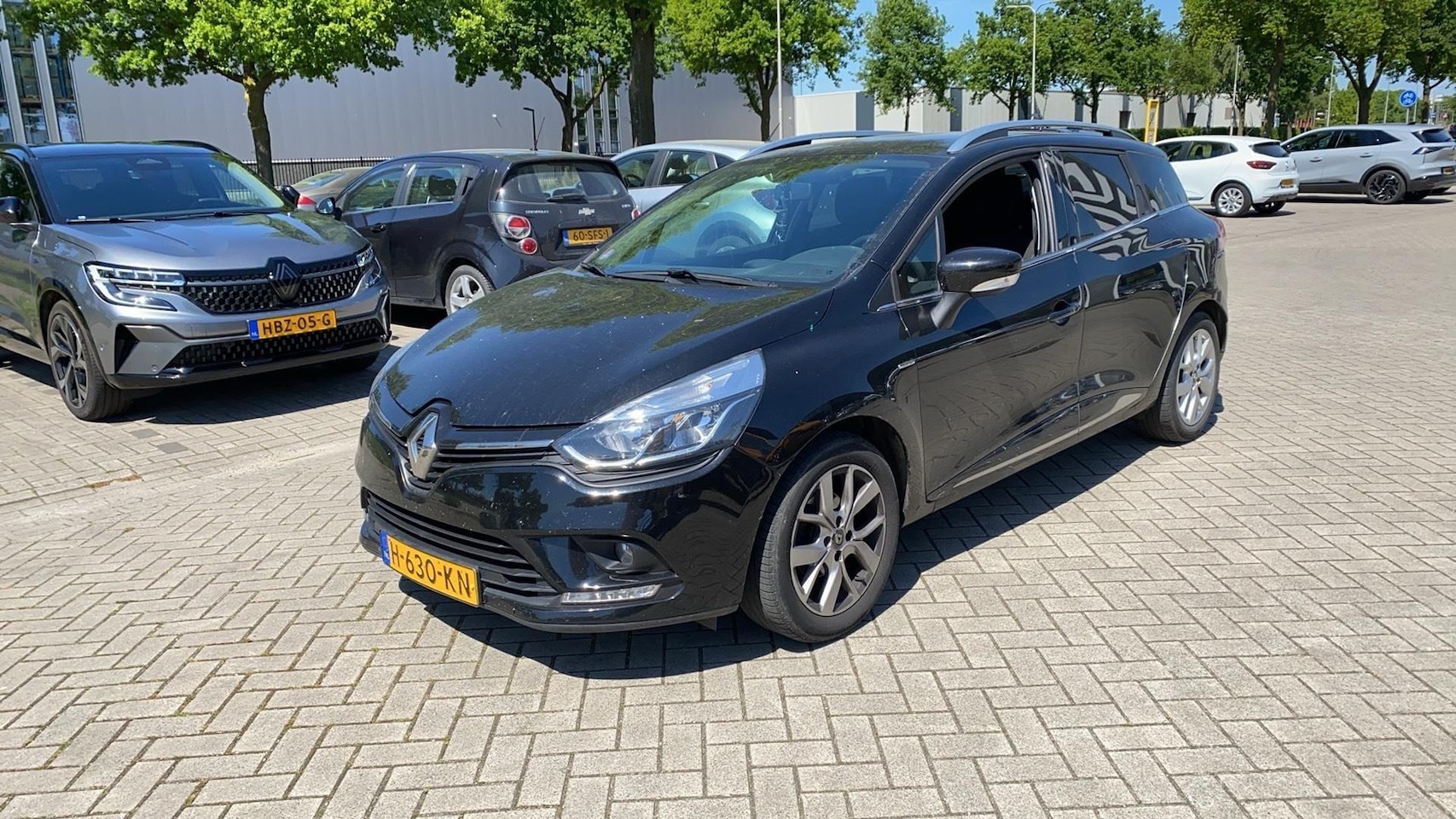 Renault Clio Estate - 0.9 TCe Limited | Trekhaak | Navigatie | Parkeersensoren achter | - AutoWereld.nl