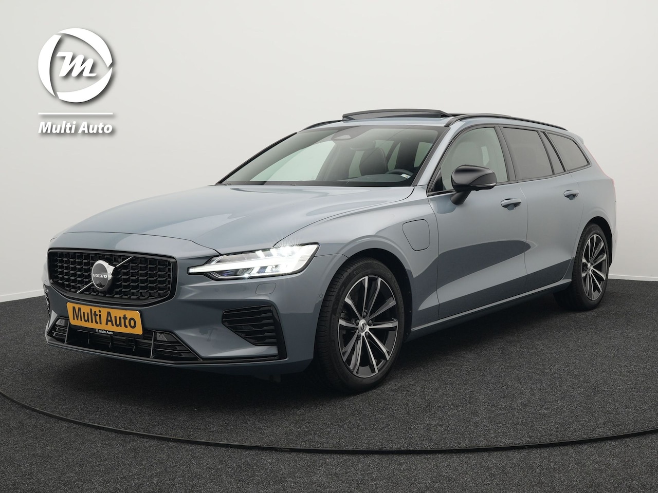 Volvo V60 - T8 Plug-in hybrid AWD Plus Dark PHEV| Panodak | Trekhaak af Fabriek | Lederen Sportstoelen - AutoWereld.nl