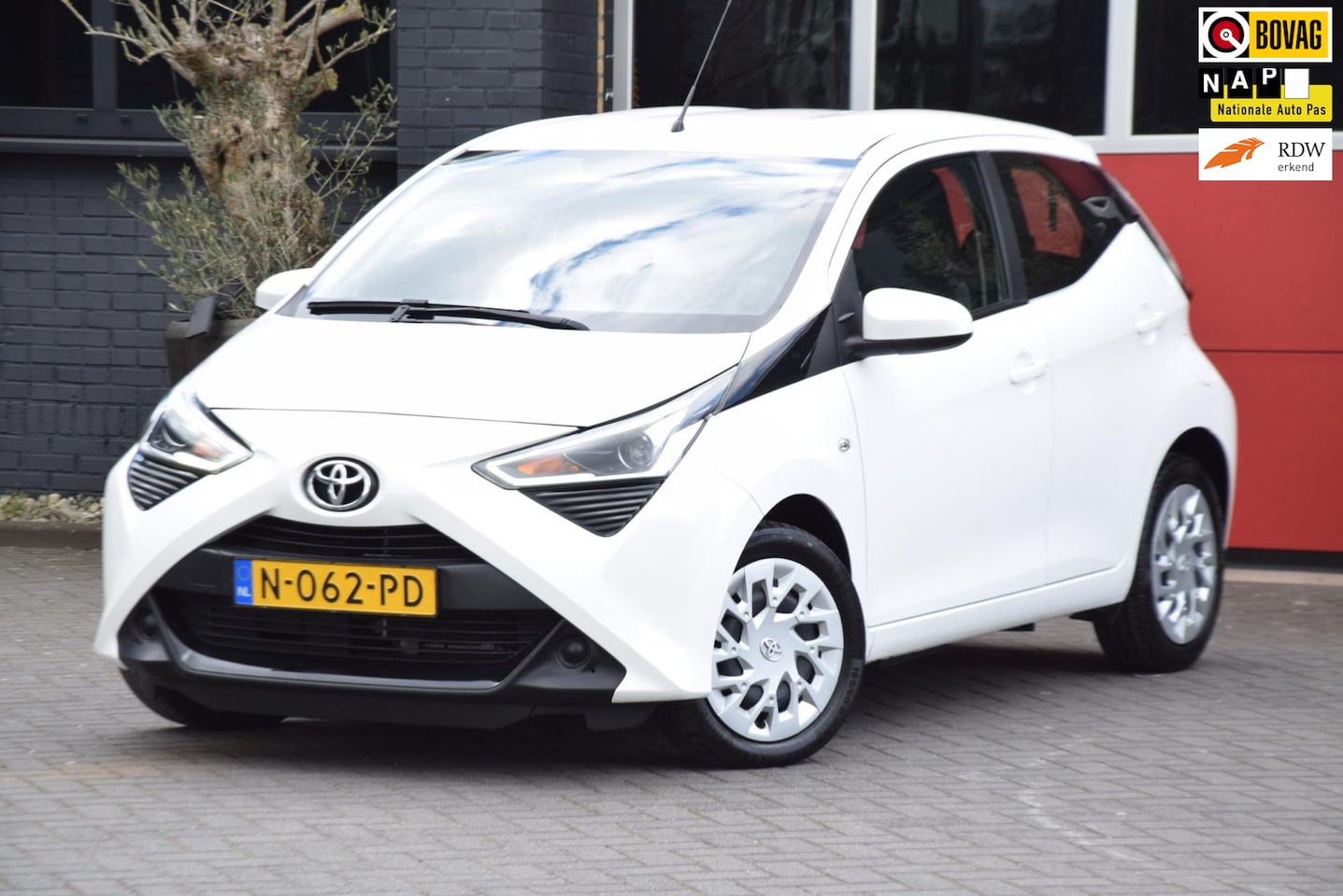 Toyota Aygo - 1.0 VVT-i x-play 2021 Navigatie Carplay 5x op Voorraad - AutoWereld.nl