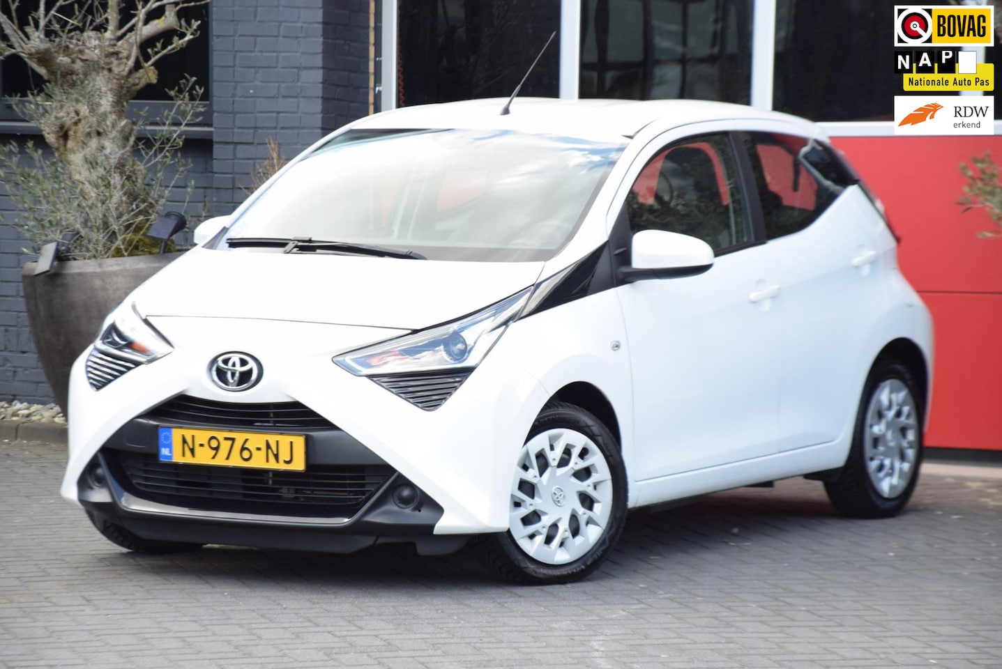 Toyota Aygo - 1.0 VVT-i x-play 2021 Navigatie Carplay 5x op Voorraad - AutoWereld.nl