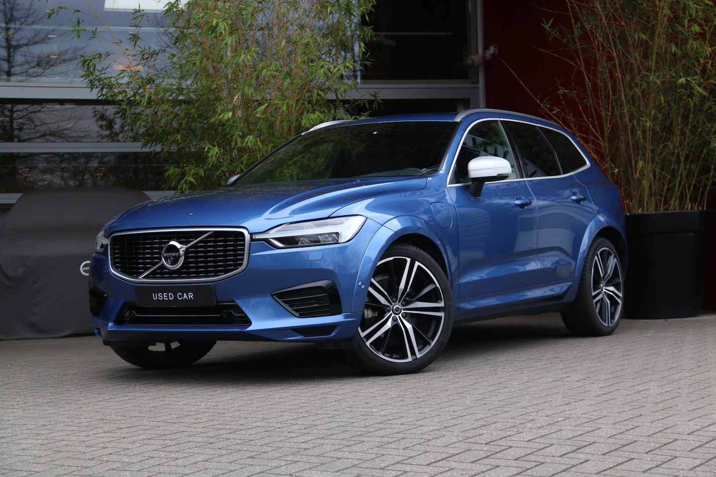 Volvo XC60 - 2.0 T8 Twin Engine AWD R-Design | 1e Eig. | NL-auto | Luchtvering | Schuifdak | Adaptive C - AutoWereld.nl
