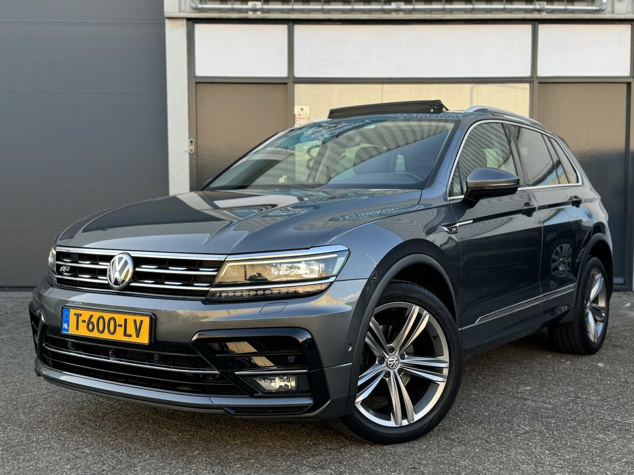Volkswagen Tiguan - 1.4 TSI R-Line 4Motion DSG Pano - AutoWereld.nl