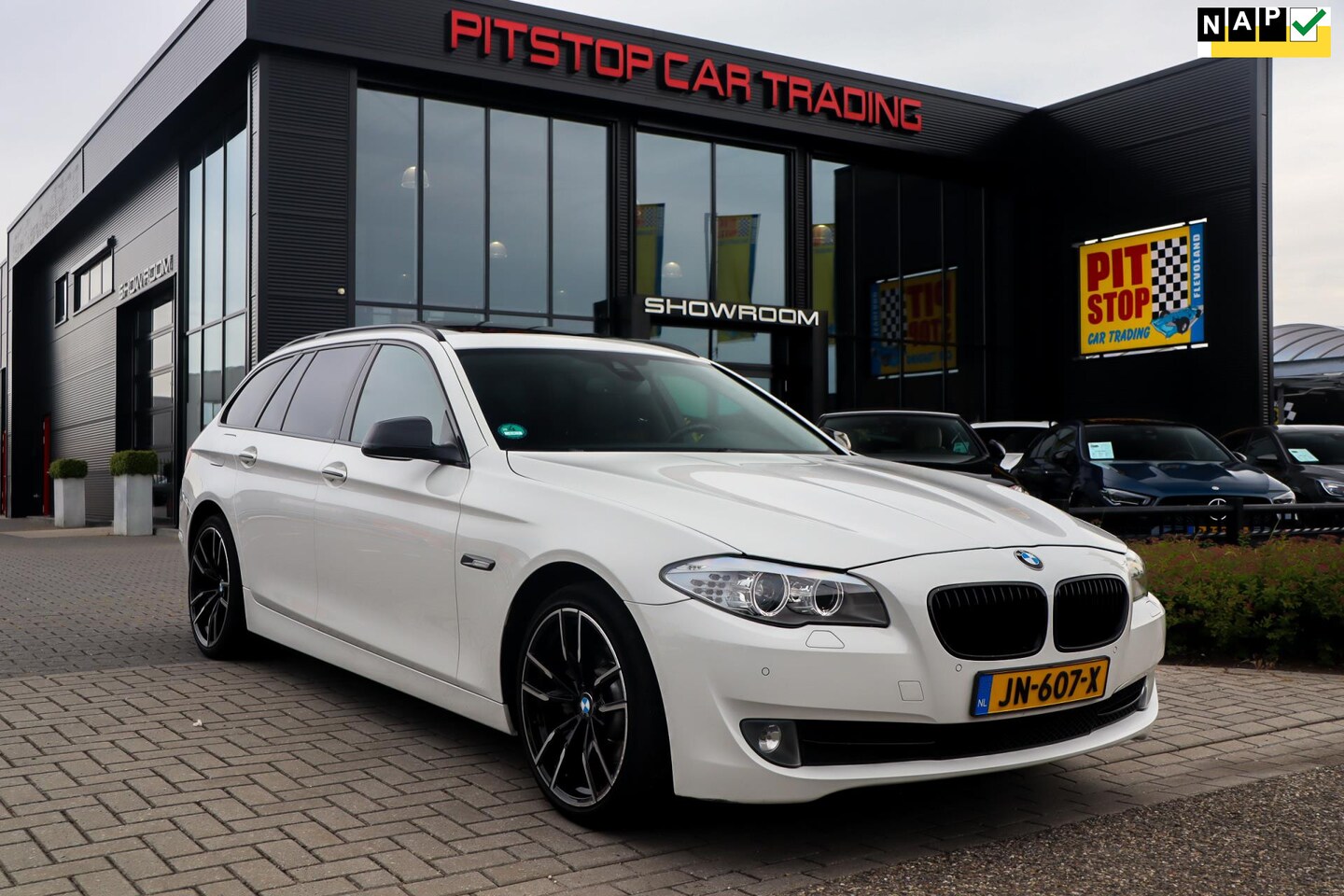 BMW 5-serie Touring - 520d High Executive 520d High Executive, 184 PK, Cruise, PDC, Stoelverwarming! - AutoWereld.nl