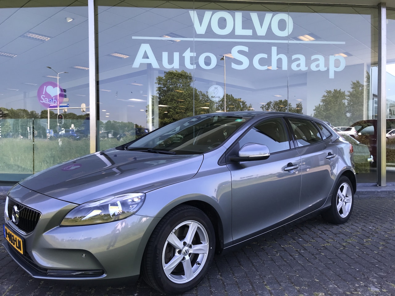 Volvo V40 - 1.5 T3 Momentum Automaat | Rijklaar incl 12 mnd Bovag | Trekhaak Stoelverwarming PDC voor - AutoWereld.nl