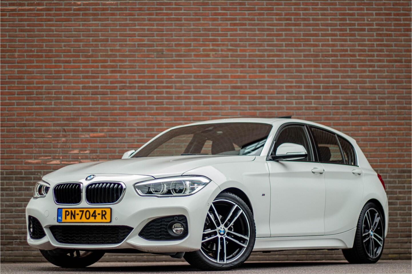 BMW 1-serie - 118i High Executive 118i High Executive, M Sport, 66.000km NAP, Schuifdak, Stoelverwarming, Camera, Trekhaak, - AutoWereld.nl