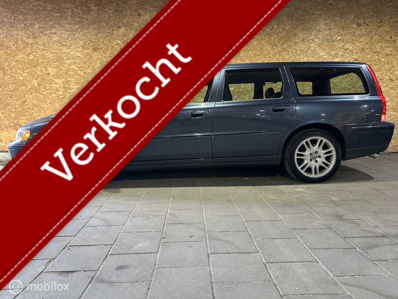 Volvo V70 - 2.5T Geartr. Momentum - Volvo dealer onderh. - AutoWereld.nl