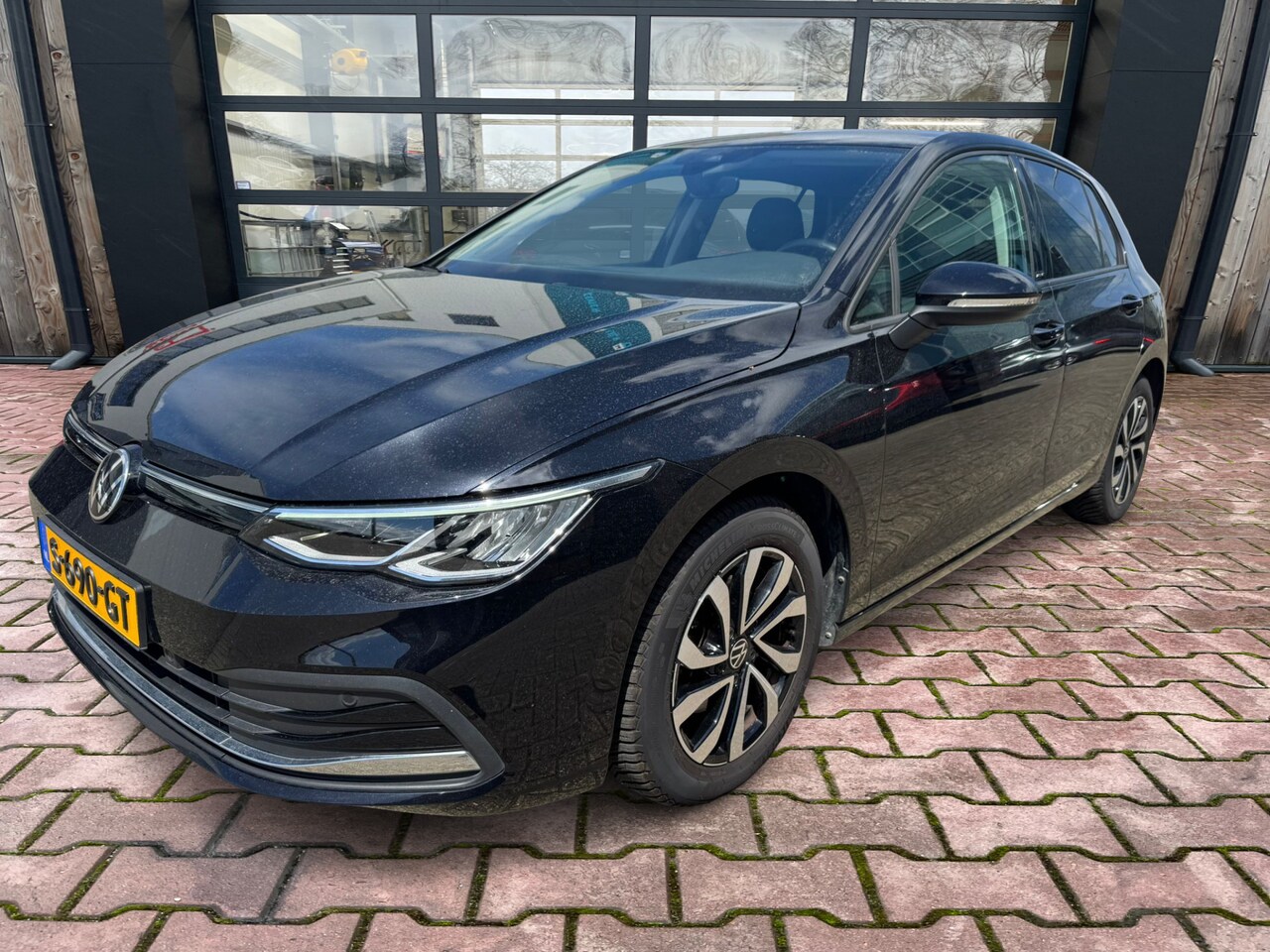 Volkswagen Golf - 1.5 eTSI R-Line Business+ | LED | Trekhaak | All-seasons | ACC | Keyless | Stoelverwarming - AutoWereld.nl
