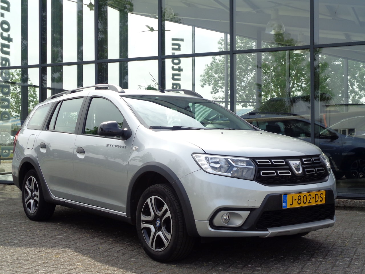 Dacia Logan MCV - 1.0 TCe Bi-Fuel Stepway Serie Limitee 15th Anniv. 100 PK LPG-G3 af fabriek | Afn. trekhaak | Camera | Climate | Cruise | Navi | Parkeersenso - AutoWereld.nl