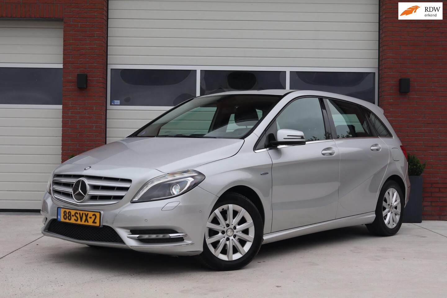 Mercedes-Benz B-klasse - 180 Ambition - PDC - Trekhaak - Lederen bekleding - Stoelverwarming - Xenon - AutoWereld.nl