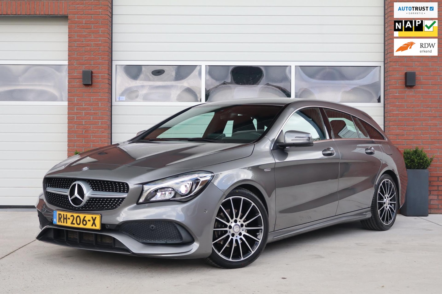 Mercedes-Benz CLA-klasse Shooting Brake - 180 AMG Sport Edition Automaat - Alcantara - Trekhaak - Xenon - 18 inch - AutoWereld.nl