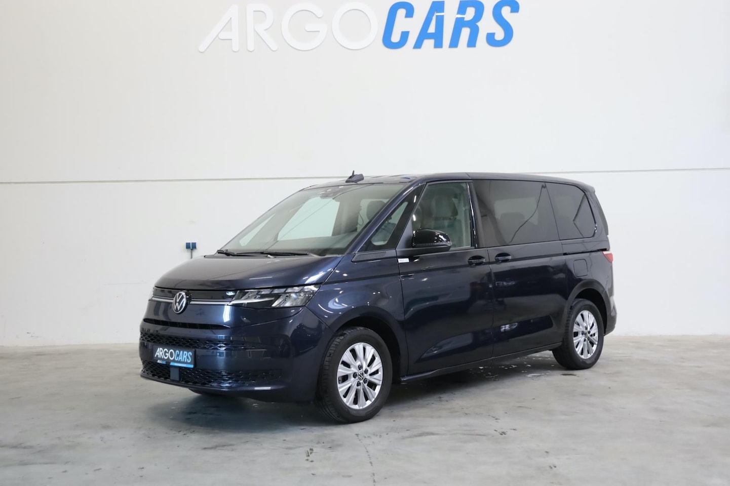 Volkswagen Multivan - 1.4 eHybrid 6 PERS ASSIST FULL LED TREKHAAK CAMERA PDC CARPLAY LEASE V/A 147,- P.M. INRUIL - AutoWereld.nl