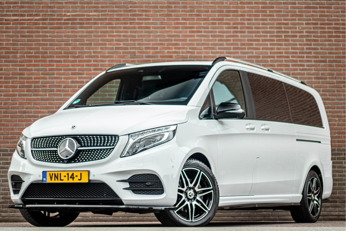 Mercedes-Benz V-klasse - 300d 4-MATIC XXL AMG Night, Luchtvering, Adaptive Cruise, Trekhaak, 360 Camera, Leder. - AutoWereld.nl