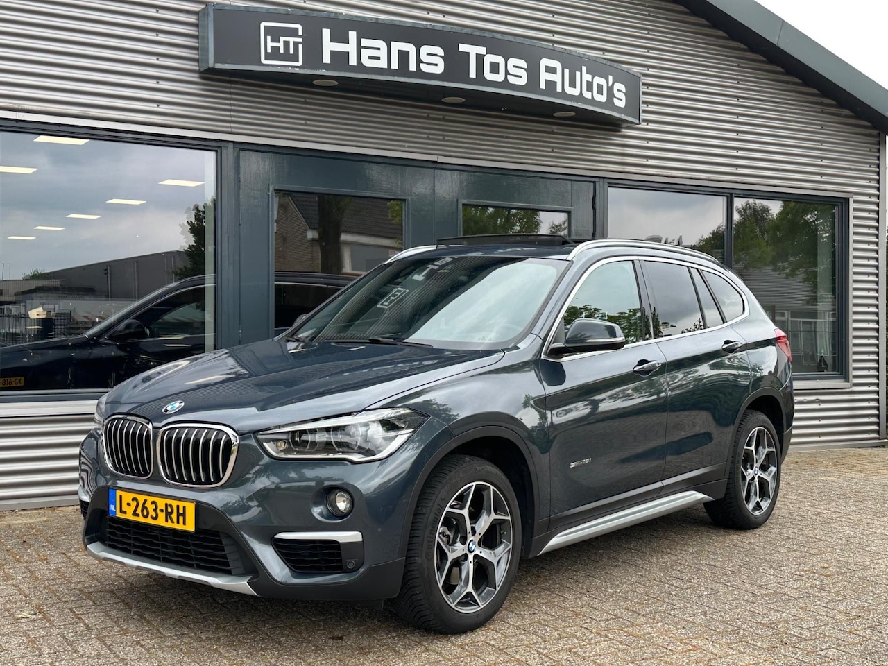 BMW X1 - SDrive18i AUT High Executive Panorama / HUD / Trekhaak /Leer - AutoWereld.nl