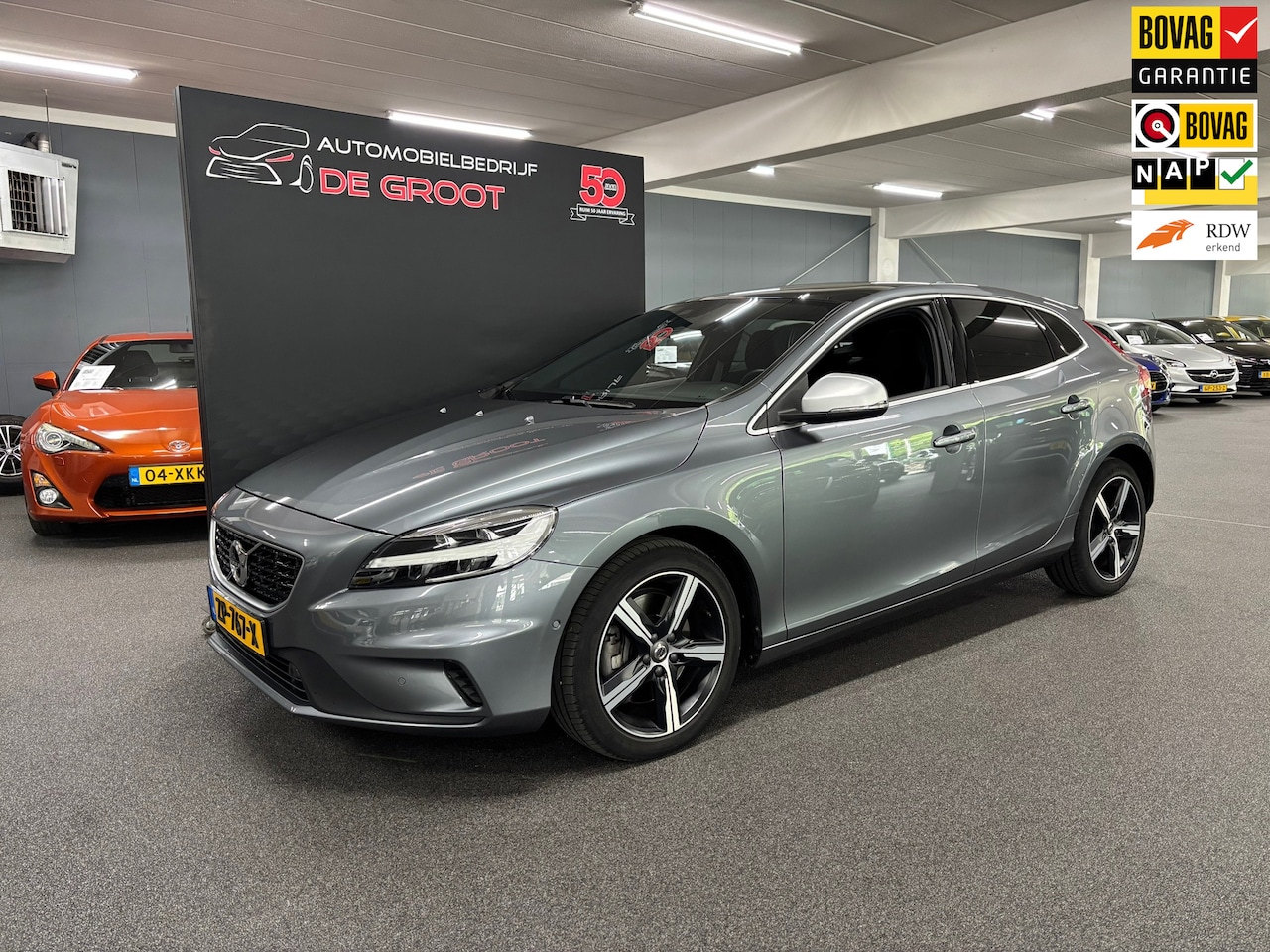 Volvo V40 - 1.5 T3 Polar+ Sport / NL-auto, Automaat, Panoramadak, Stoelverwarming, Trekhaak, Camera - AutoWereld.nl