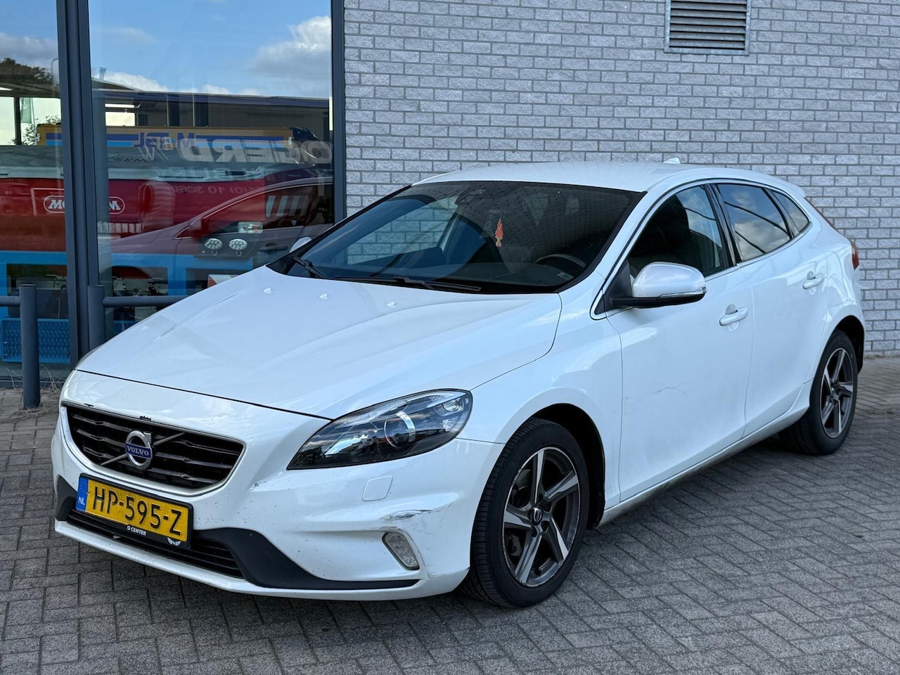 Volvo V40 - 2.0 D2 R-Design xenon leder navi - AutoWereld.nl