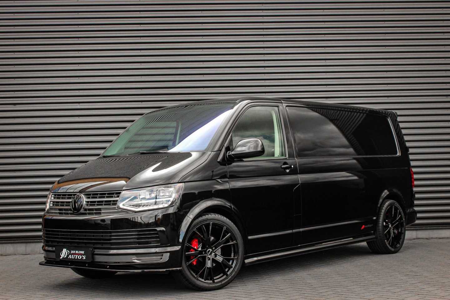 Volkswagen Transporter - 2.0 TDI L2H1 150PK / APPLE CARPLAY / VERLAAGD / ALCANTARA STUUR / FULL BLACK / TREKAAK / S - AutoWereld.nl