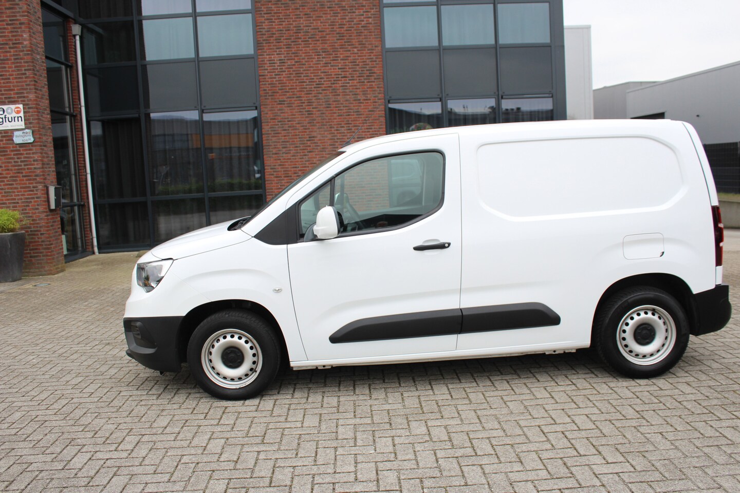 Opel Combo - 1.6D L1H1 Edition Airco-Cruise-Navi-Carplay-Parkeersensoren 12 Maanden Bovag Garantie. - AutoWereld.nl
