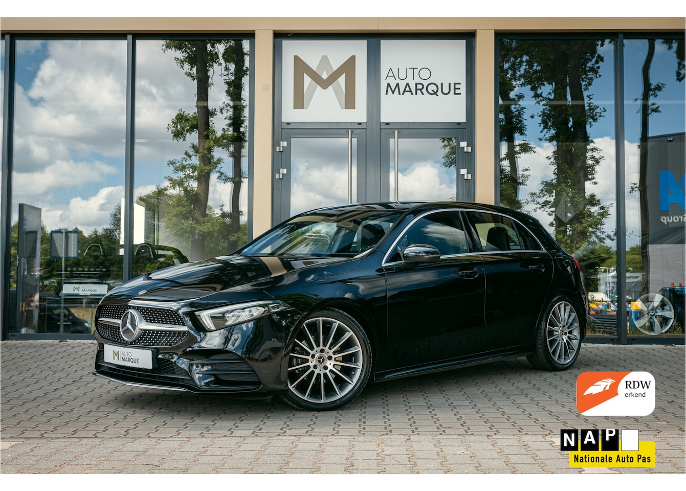 Mercedes-Benz A-klasse - 180 Aut. 136PK | Premium Plus AMG | Navigatie | Panoramadak | 19" LM Velgen | LED | Stoelv - AutoWereld.nl