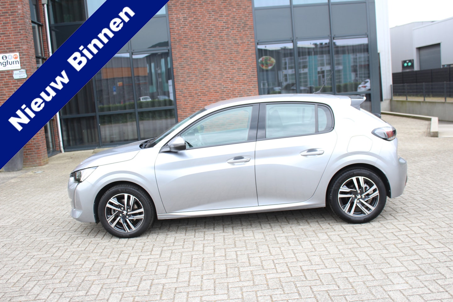 Peugeot 208 - 1.2 PureTech Allure Automaat Clima-Cruise-Navi-Carplay-Camera-Keyless-3D Cockpit 13.000 KM - AutoWereld.nl