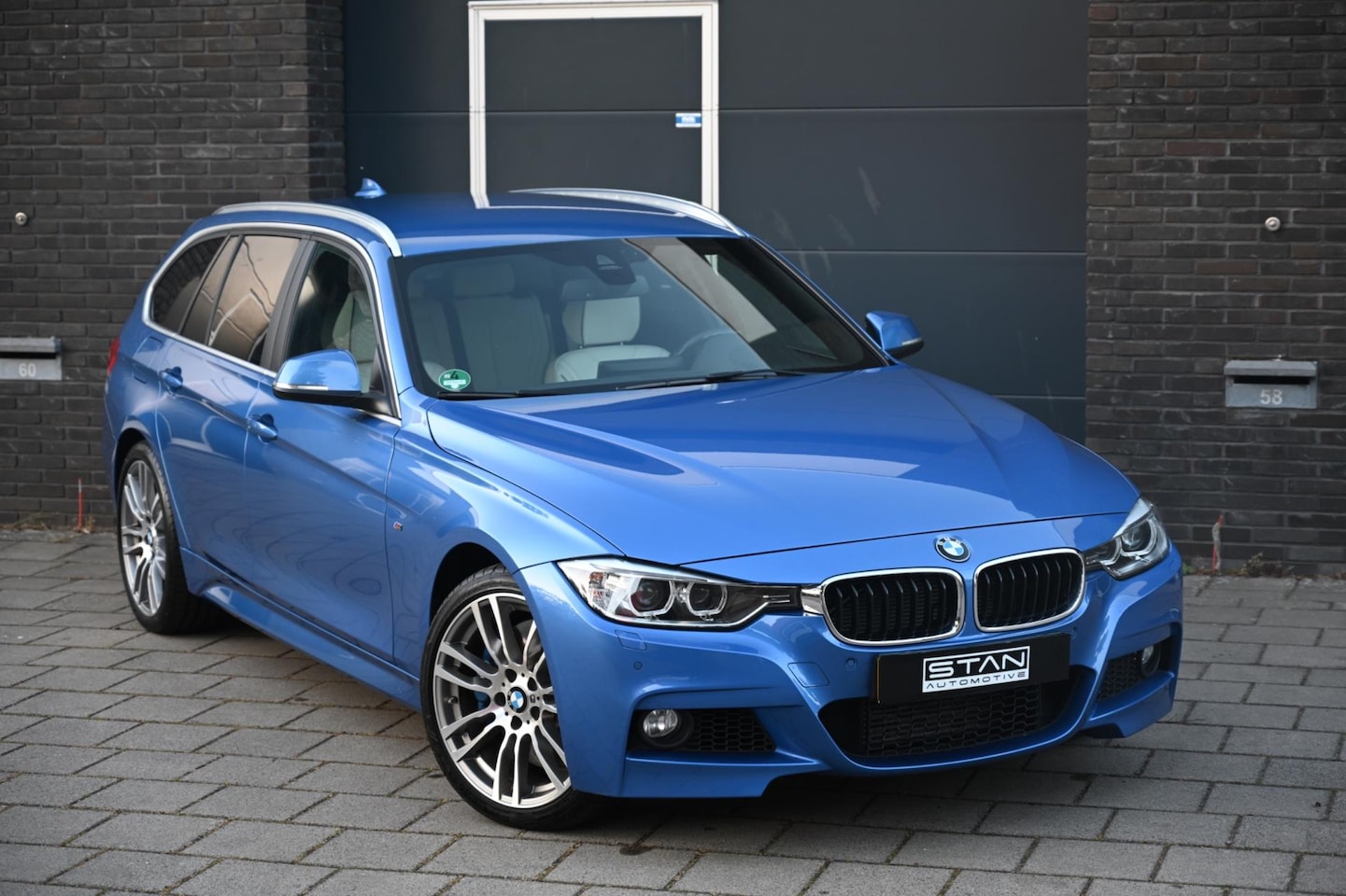 BMW 3-serie Touring - 335i xDrive High Executive | ESTORIL BLAUW | M-PAKKET, PANO, INDIVIDUAL, EL-TREKHAAK - AutoWereld.nl