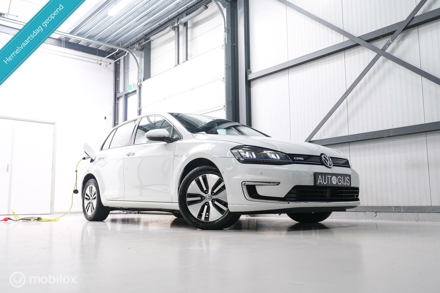 Volkswagen e-Golf - | Adaptive | Stoelverwarming | PDC | Navigatie | Ambiance verlichting | LED | - AutoWereld.nl