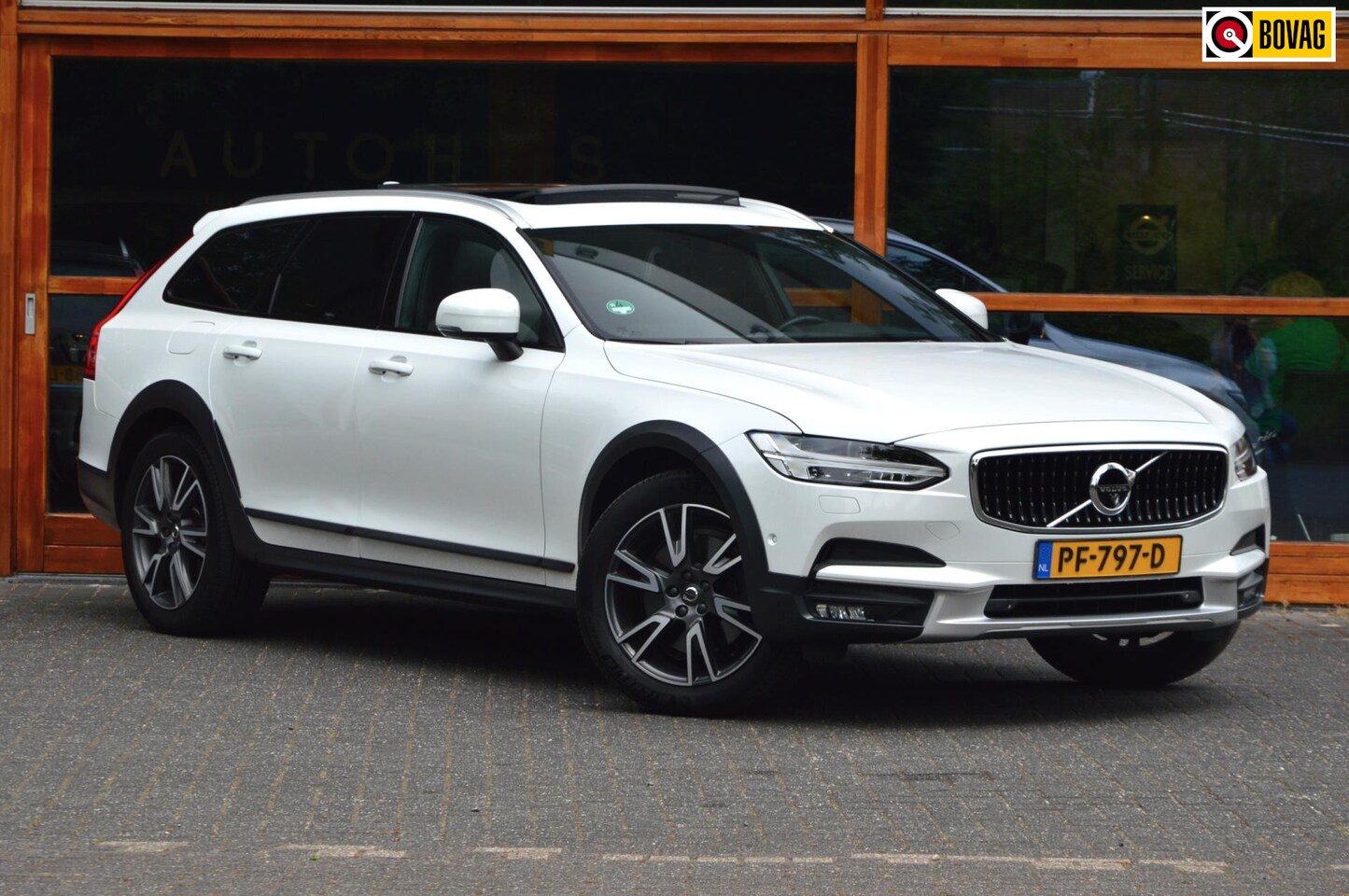 Volvo V90 Cross Country - D4 Pro | Bowers & Wilkins | Head-Up | Massage & Geventileerde stoelen | Trekhaak | Pilot-A - AutoWereld.nl