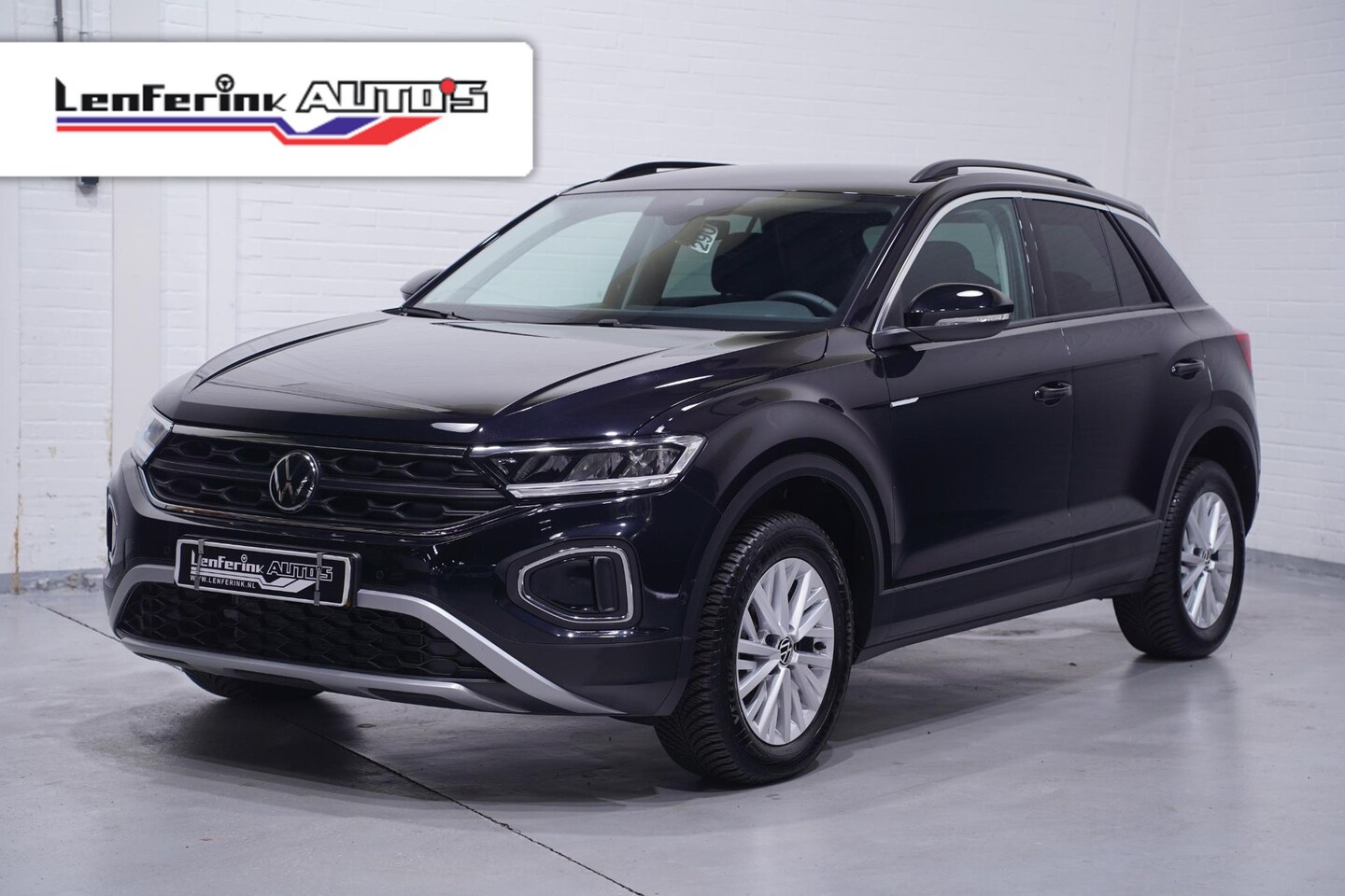 Volkswagen T-Roc - 1.0 TSI Life Apple Carplay Clima PDC v+a Led koplampen Virtual cockpit Stoelverwarming - AutoWereld.nl