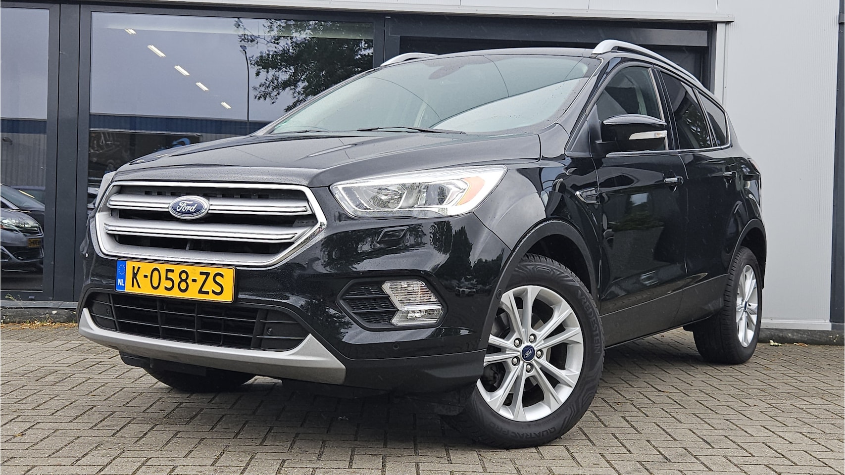 Ford Kuga - 1.5 Titanium + KEYLESS + HALF LEER + NAVIGATIE + STOEL-STUURVERW. - AutoWereld.nl