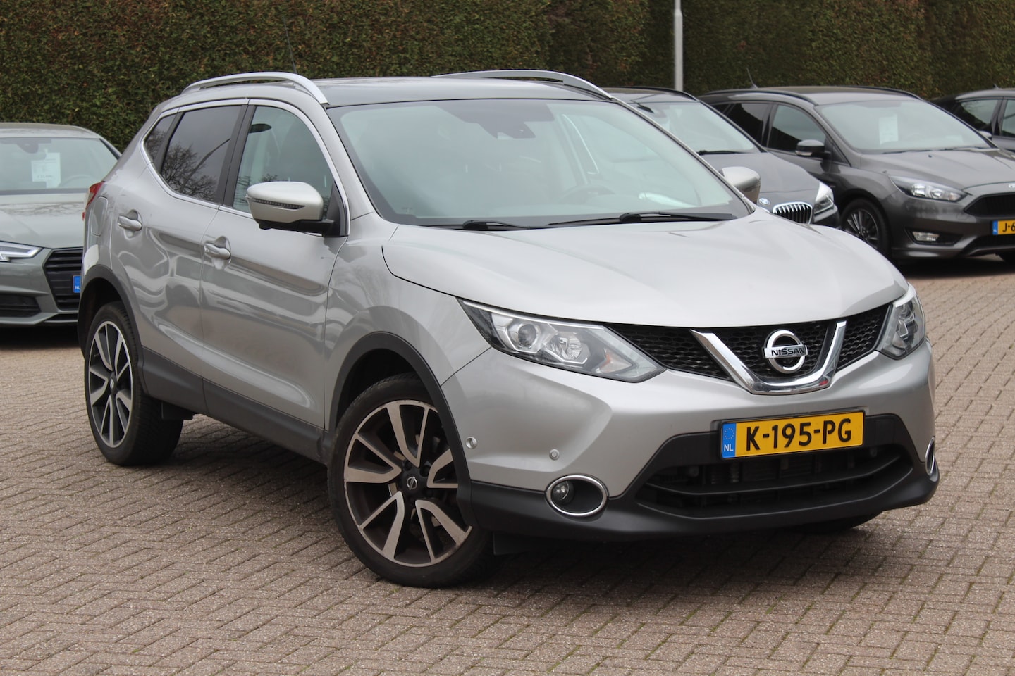 Nissan Qashqai - 1.2 Tekna / Trekhaak / Panoramadak / 360Camera / Leder / 19'' / Keyless / DAB / Stoelverwa - AutoWereld.nl