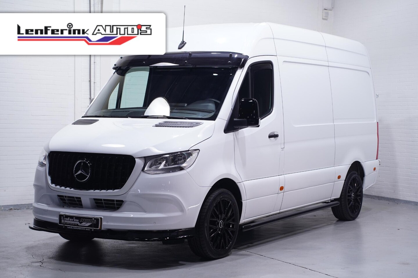 Mercedes-Benz Sprinter - 317 CDI 170 pk Aut Special Edition L2H2 AMG Grille Navi, Camera, 20" LMV, Sidebars, Bumper - AutoWereld.nl