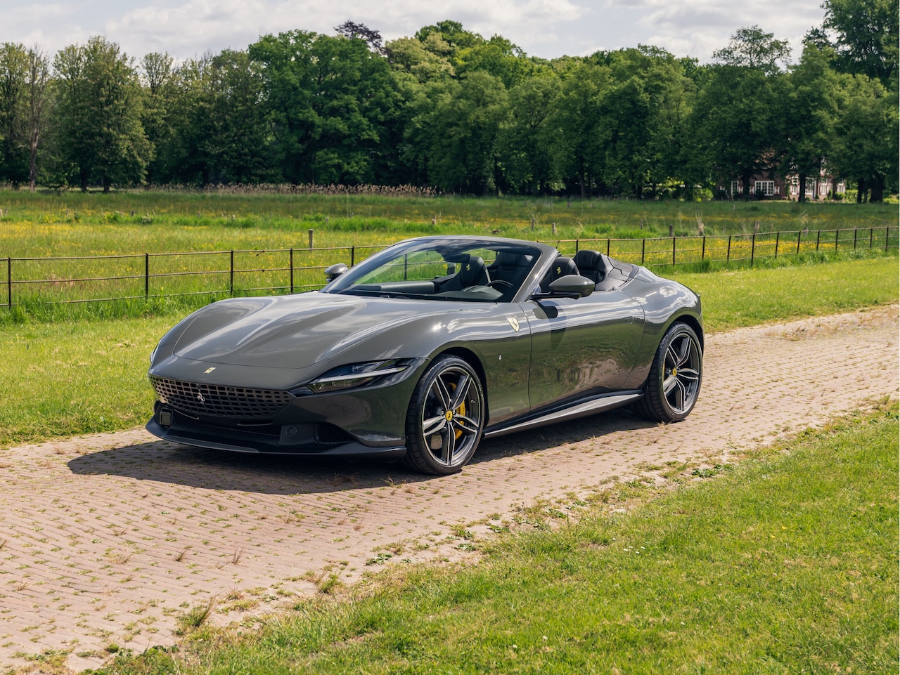 Ferrari Roma Spider - 3.9 V8 Grigio Scuro, Side Display, Carbon, Daytona - AutoWereld.nl