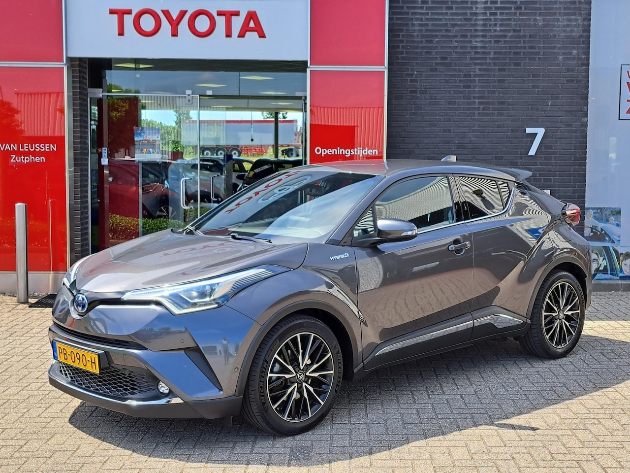 Toyota C-HR - 1.8 Hybrid Premium TREKHAAK AFN. DEALERONDERHOUDEN ADAPTIVE CRUISE CONTROL NAVIGATIE - AutoWereld.nl