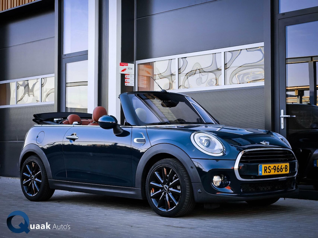 MINI Cabrio - 1.5 Cooper Chili Serious Business 1.5 Cooper Chili Serious Business - AutoWereld.nl