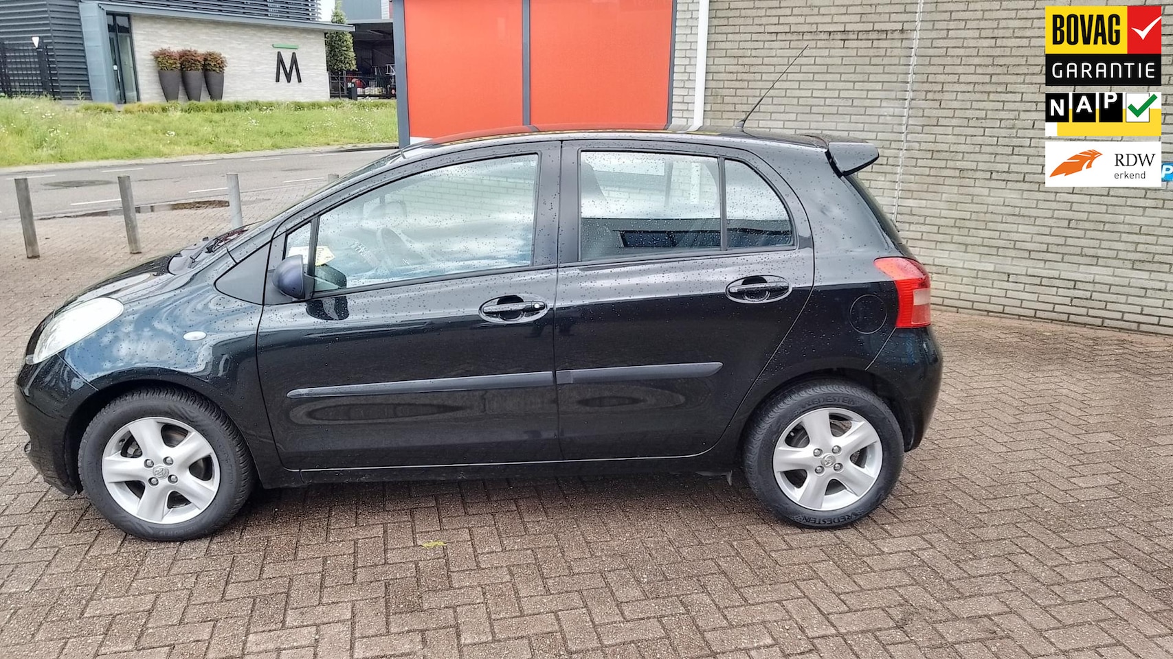 Toyota Yaris - 1.3 VVTi Luna MMT automaat . prijs is incl nieuwe apk, afleverings beurt incl filters en b - AutoWereld.nl