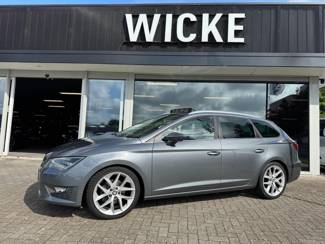 Seat Leon ST - 1.4 TSI ACT FR Dynamic 150 PK Panorama DSG Led Leder - AutoWereld.nl