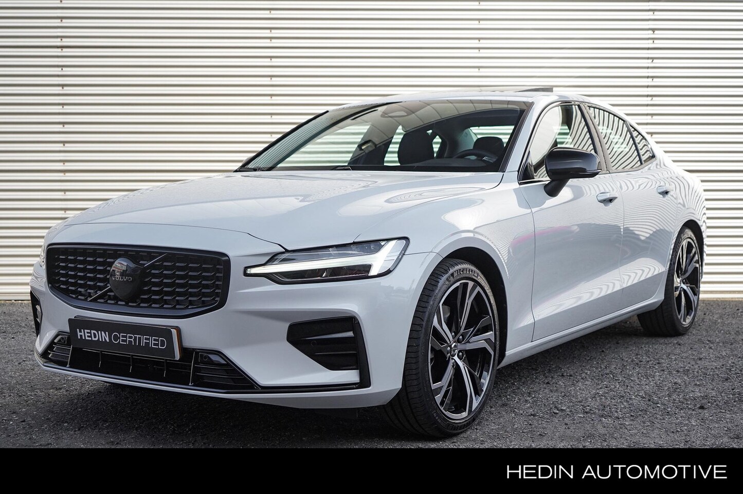 Volvo S60 - B4 Plus Dark Elektrisch glazen panorama-dak | 19" L.m.velgen | Harman Kardon audio | Trekh - AutoWereld.nl