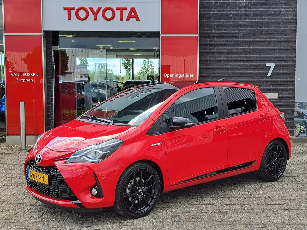 Toyota Yaris - 1.5 Hybrid GR-Sport BI-TONE LUXE BEKLEDING ZWARTE VELGEN APPLE CAR PLAY & ANDROID AUTO - AutoWereld.nl