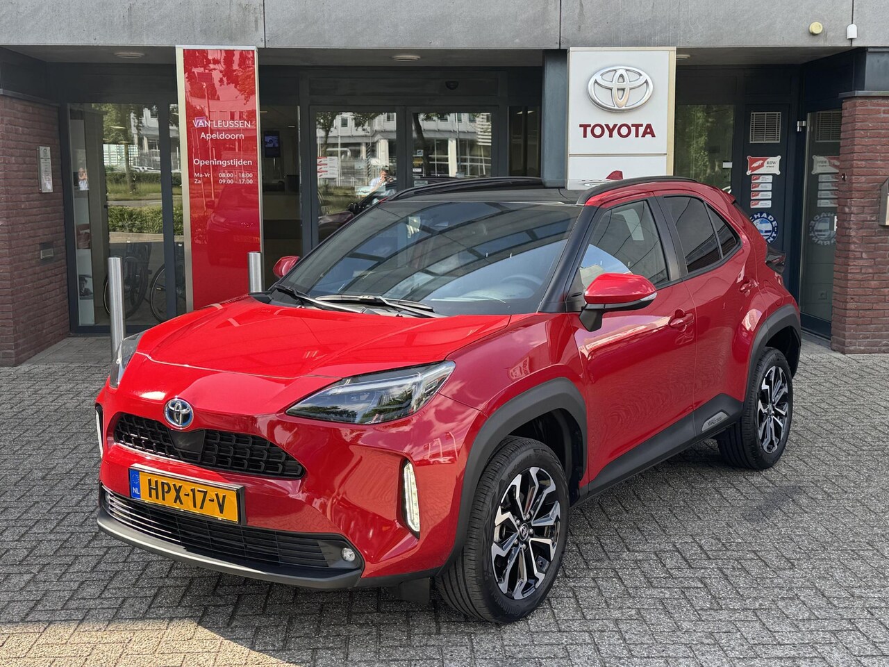 Toyota Yaris Cross - 1.5 Hybrid STYLE+ PANODAK STOEL/STUURVERW HEAD-UP NAVI CAMERA APPLE/ANDROID KEYLESS 17'' L - AutoWereld.nl