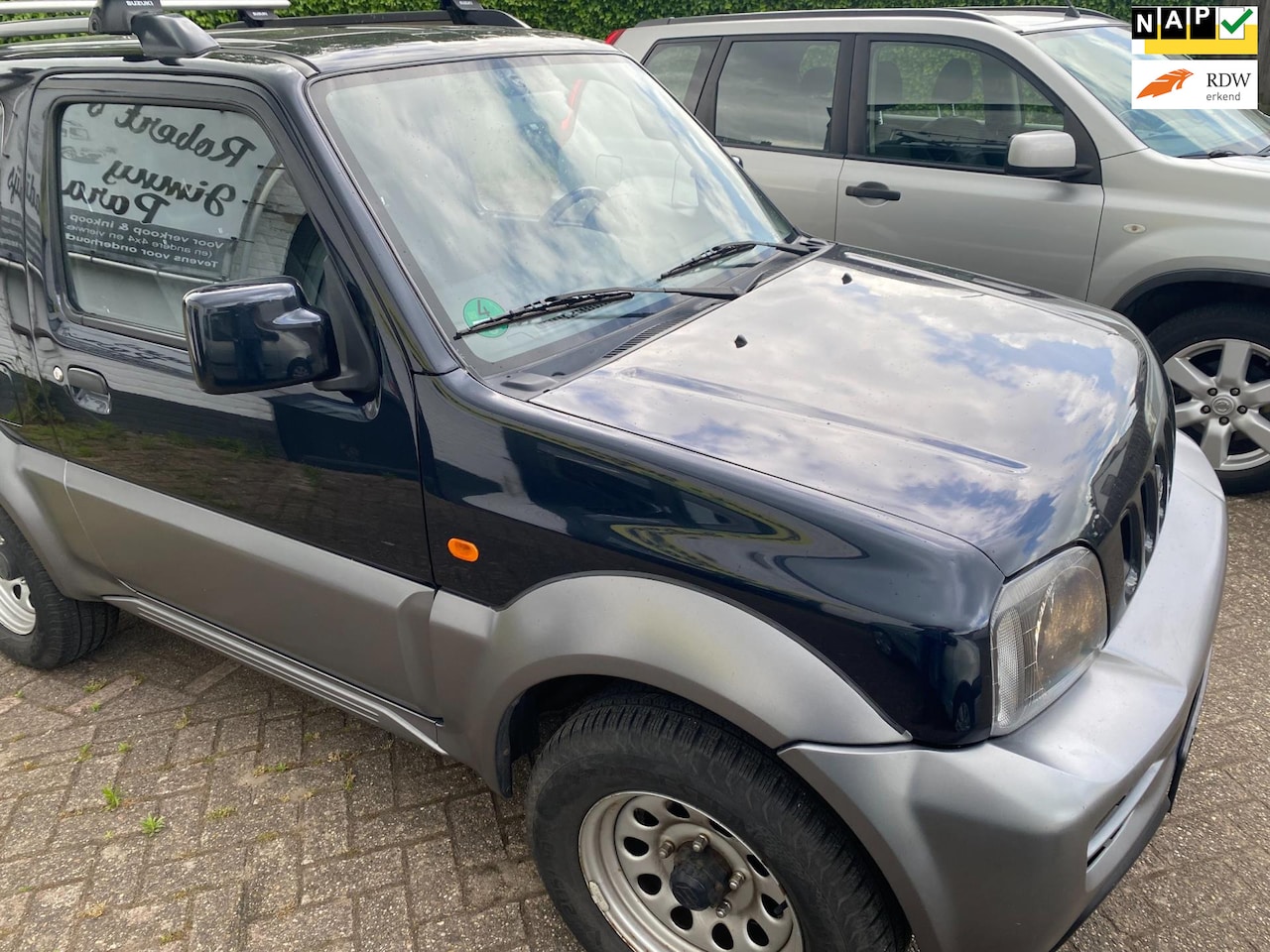 Suzuki Jimny - 1.3 two-tone, zwart/grijs met uitzonderlijk weinig km, mooie auto van binnen en van buiten - AutoWereld.nl