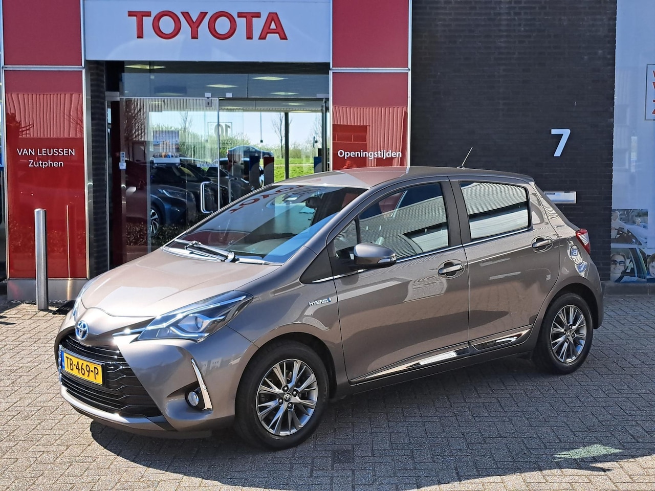 Toyota Yaris - 1.5 HYBRID ENERGY PLUS NAVI PARK-SENSOREN 16"LM-VELGEN CAMERA CRUISE LED HALF-LEDER - AutoWereld.nl