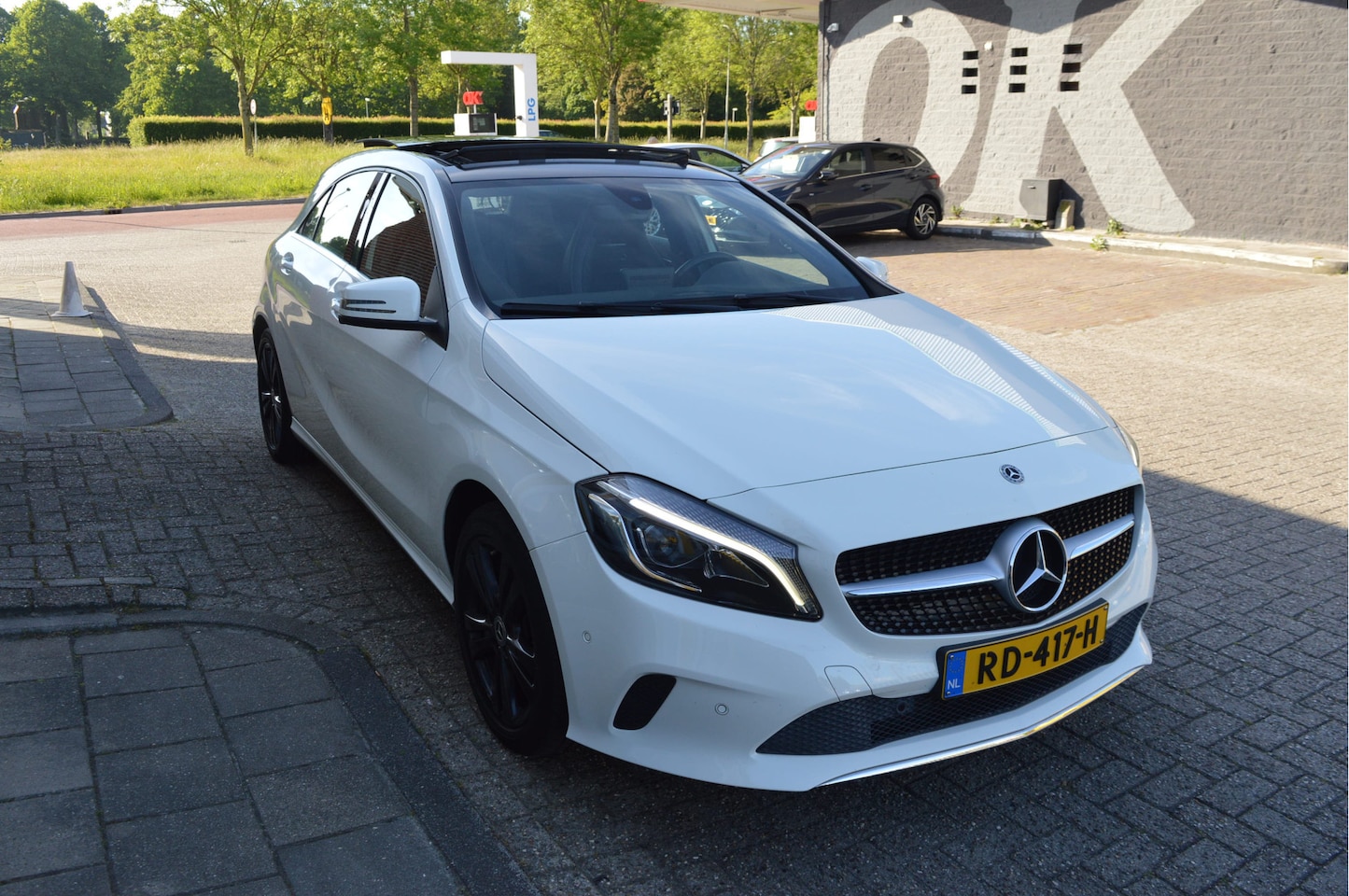 Mercedes-Benz A-klasse - 180 Urban Automaat Nap / Panorama dak / Drive select / 80000km!! - AutoWereld.nl